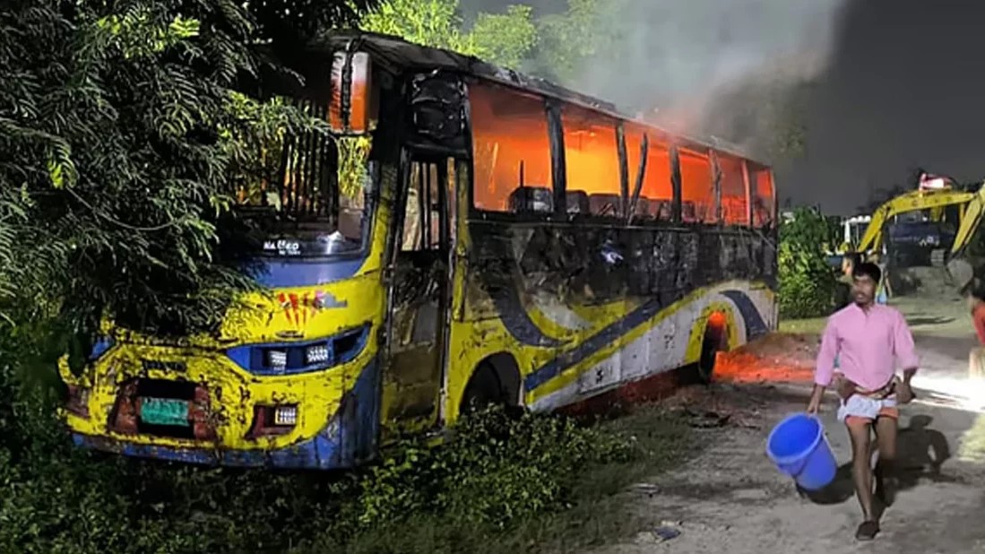 আধা ঘন্টার ব্যবধানে সাভার-ধামরাইয়ে দুই বাসে অগ্নিসংযোগ